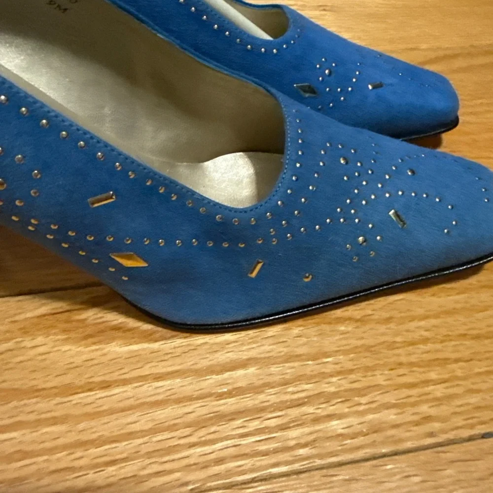 J.Renee Elegant Blue Heels with Cutout Design - Picture 3 of 9